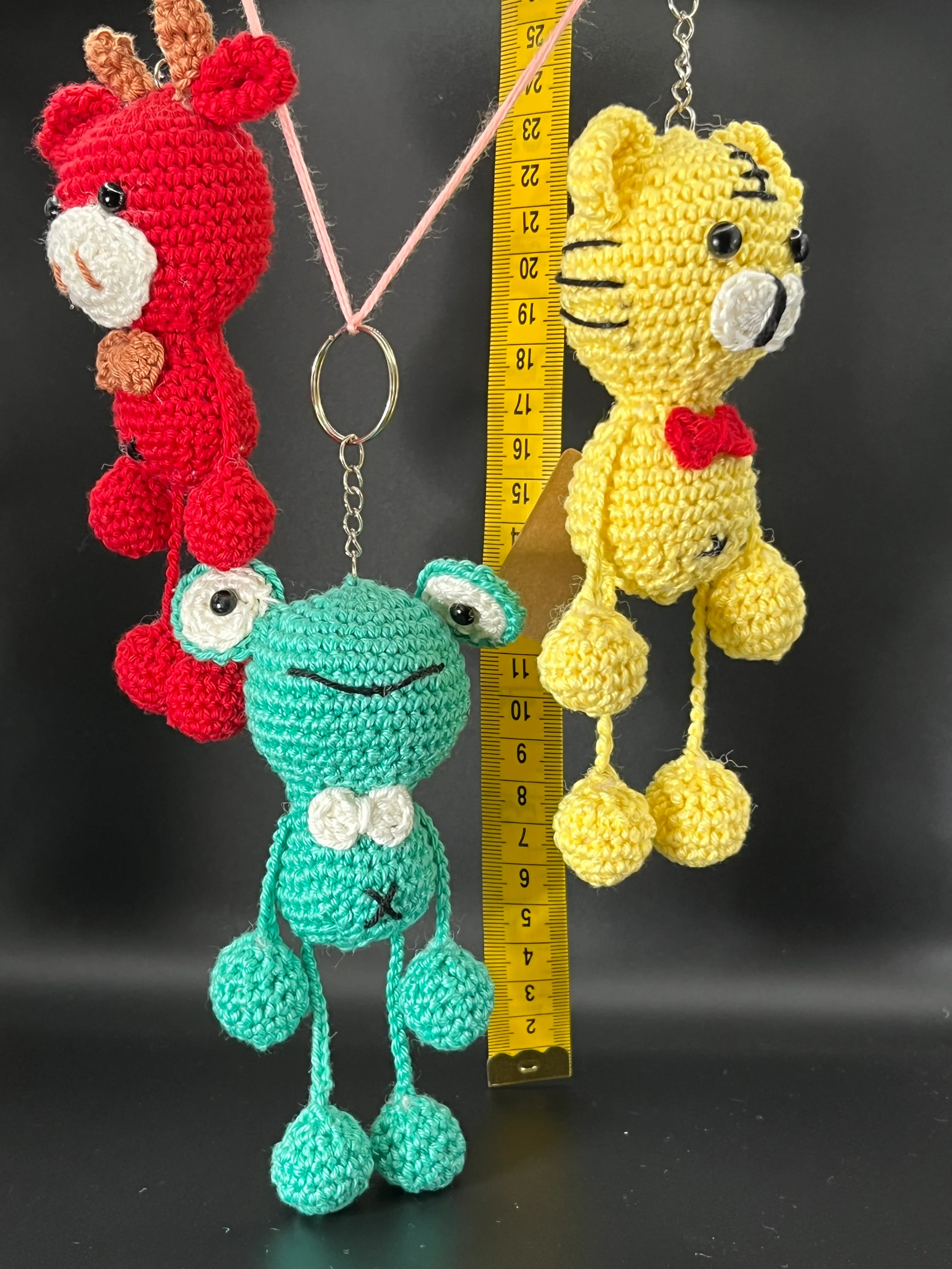 Close view of the green frog crochet keyring