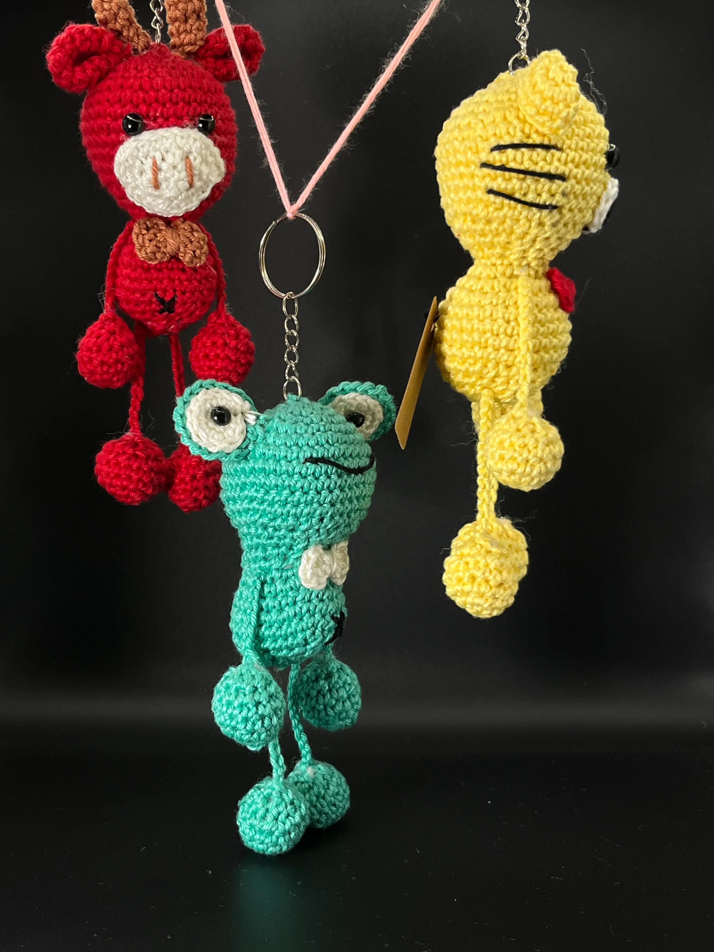 Close view of the yellow tiger crochet keyring